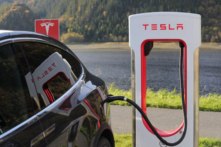 Tesla Supercharger ricarica auto elettrica gratis