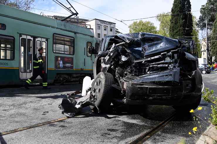 Land Rover Defender Ciro Immobile incidente autobus scontro Roma Lazio