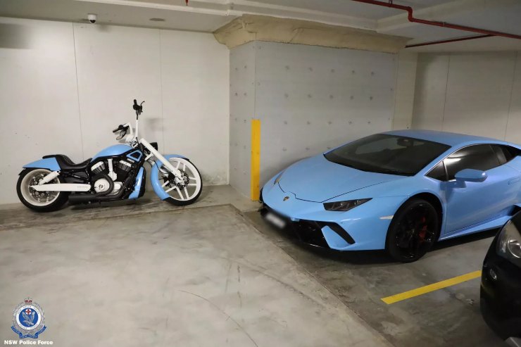 L'uomo, possessore di Lamborghini e Harley Davidson, chiedeva la disoccupazione