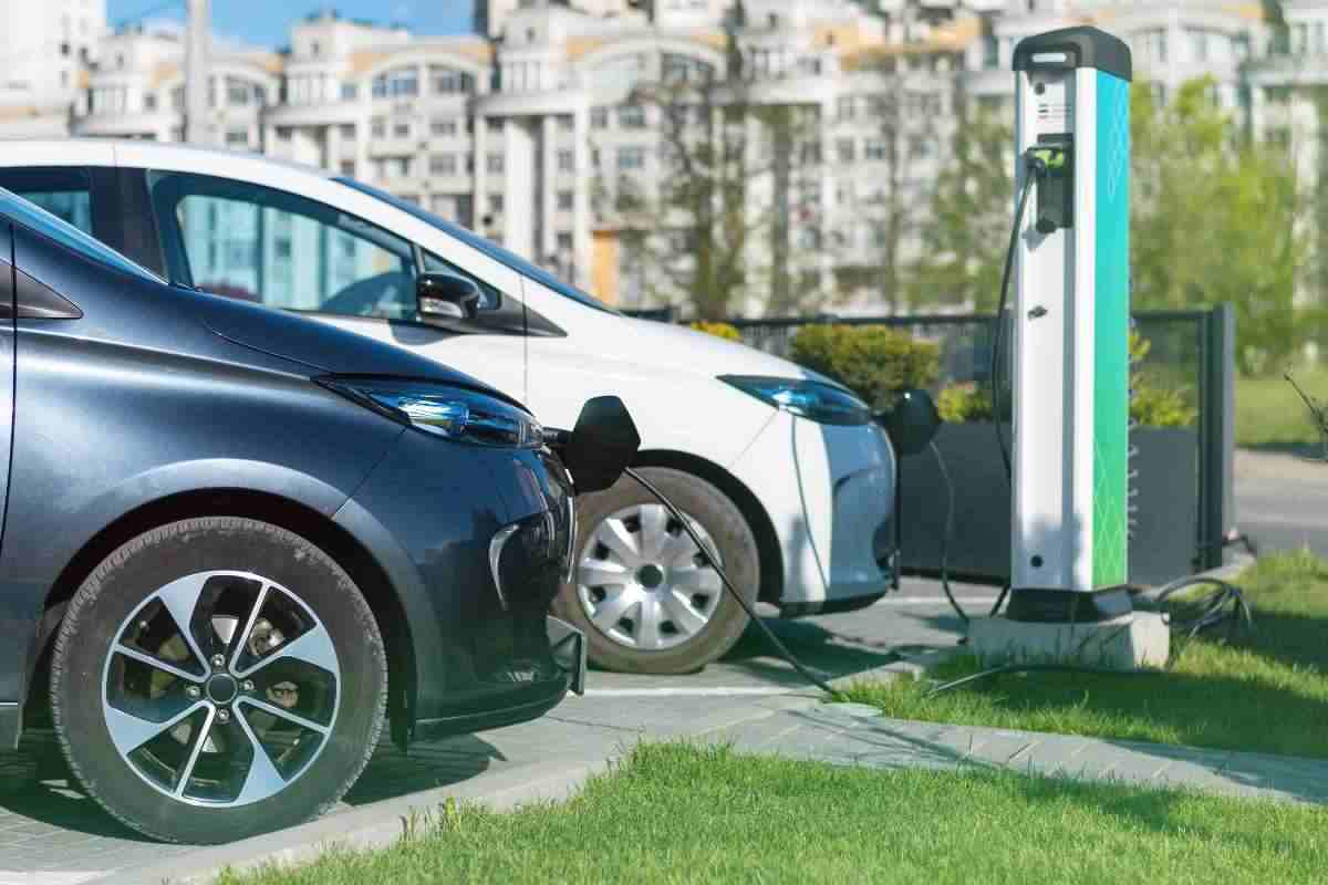 Auto elettriche allarme prezzi