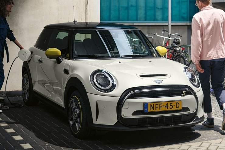 Mini Cooper SE al via i richiami