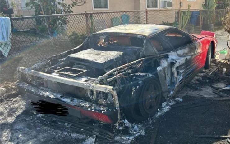 Ferrari Testarossa vittima di un incendio