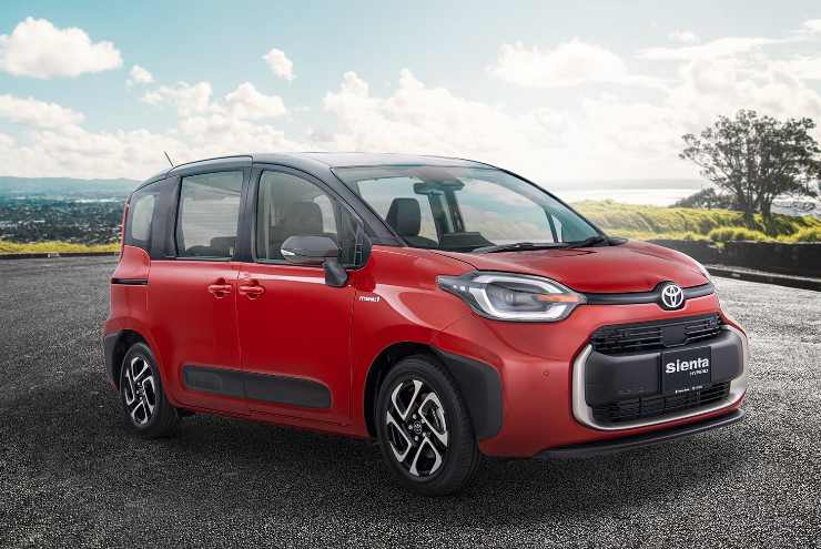 Toyota Sienta tutti i dettagli