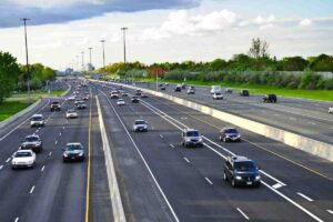 Quando si può andare a 150 km/h in autostrada? Devono esserci determinate condizioni: scopriamo quali e dove si può