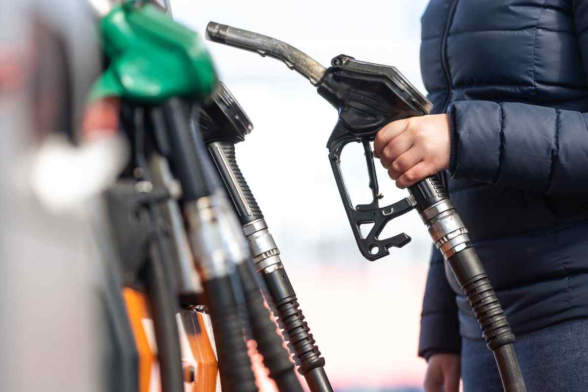 Auto a benzina, non datela per morta: il dettaglio che fa pensare in vista del futuro