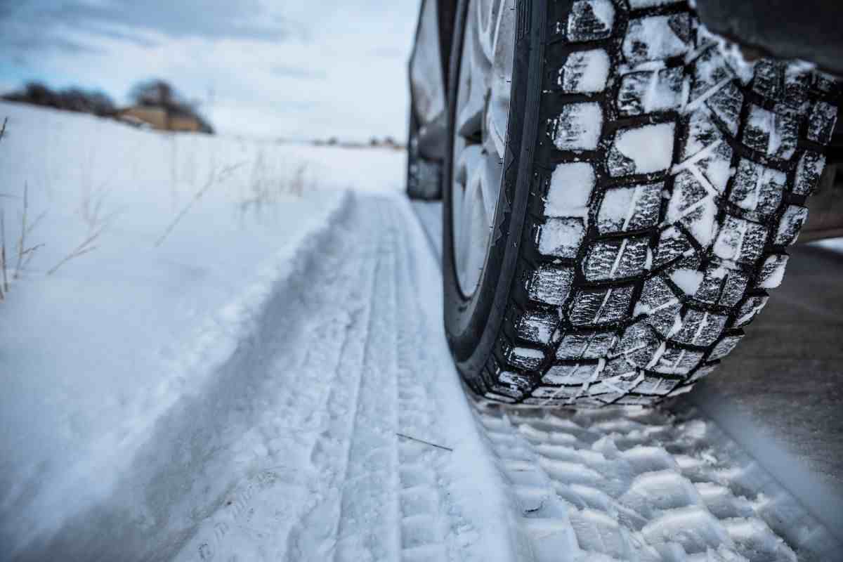 Sono legali le calze da neve in Italia? Tutto sulla famosa alternativa alle catene: ecco cosa c'è da sapere