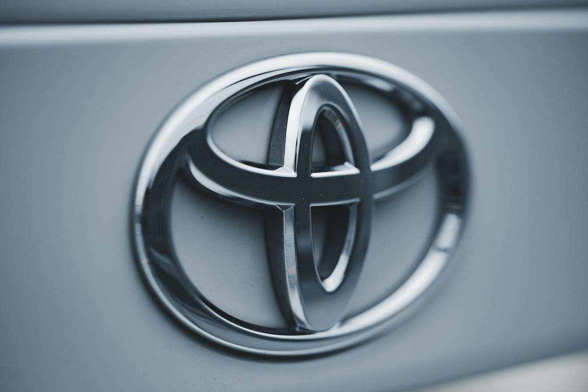 Toyota, mazzata alle elettriche: la decisione della casa giapponese è irrevocabile e mette tutti nei guai