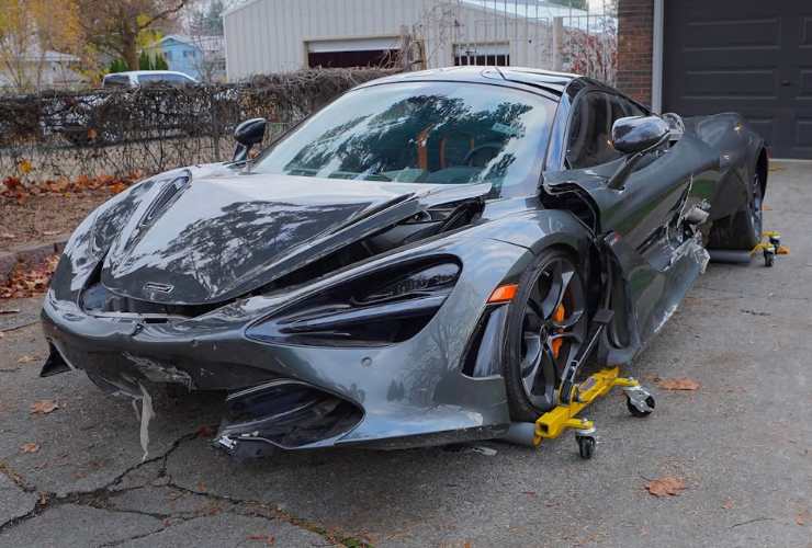 Una McLaren 720S a pezzi