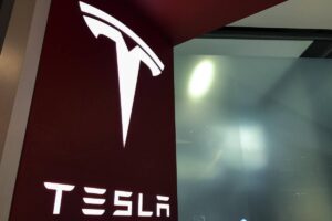 Tesla arriva la causa