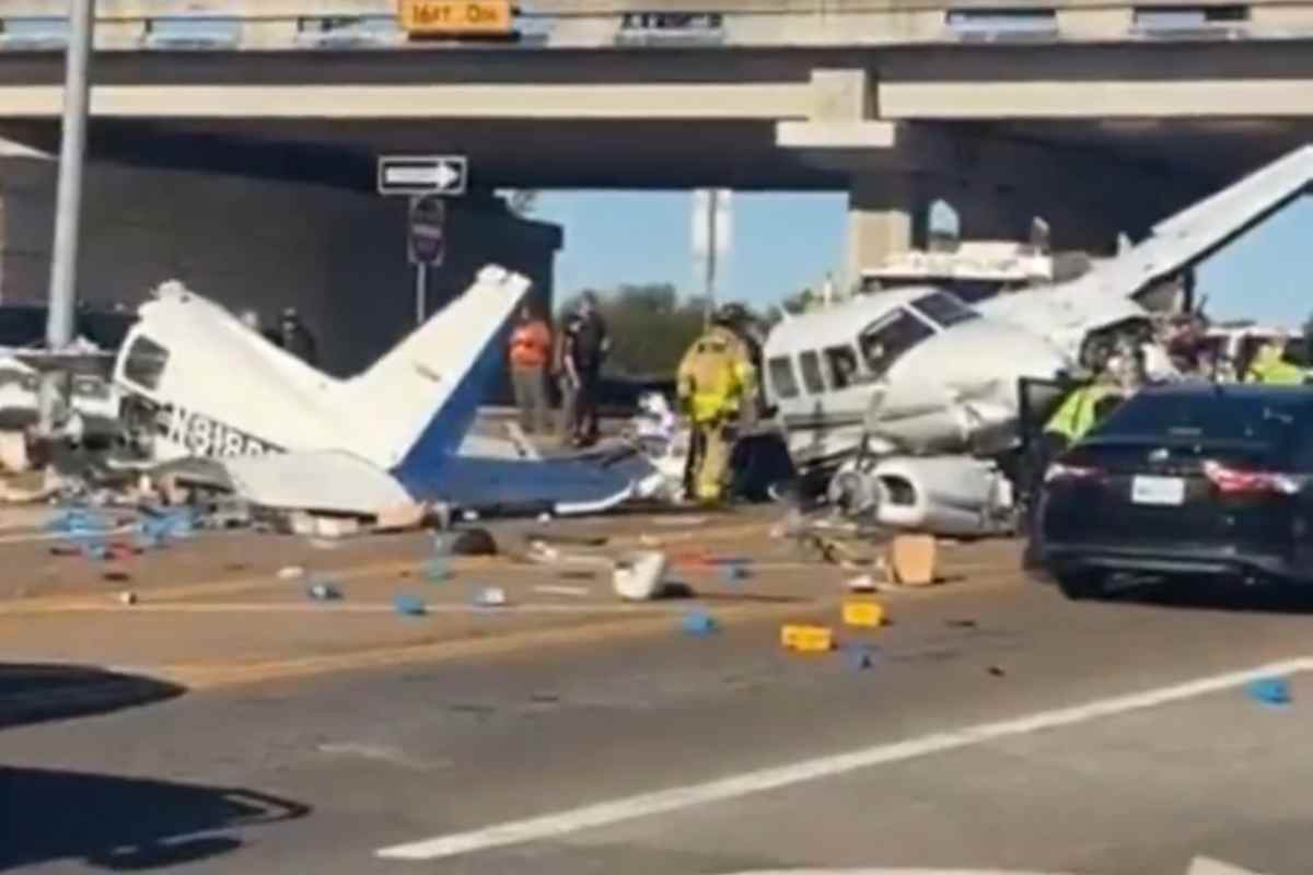 Un aereo si schianta in strada negli USA