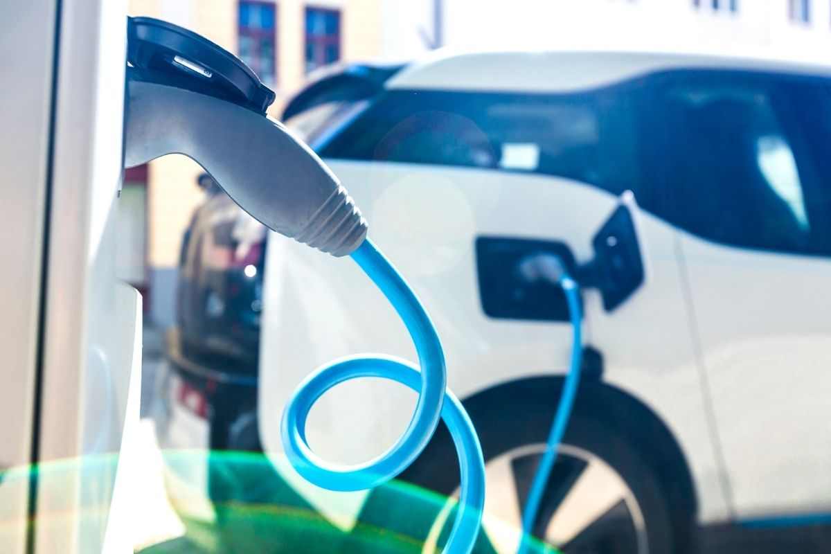 Auto elettrica, qual è quella con il miglior rapporto tra qualità e prezzo? Se cercate una BEV sicura ed economica questa è quella che fa per voi