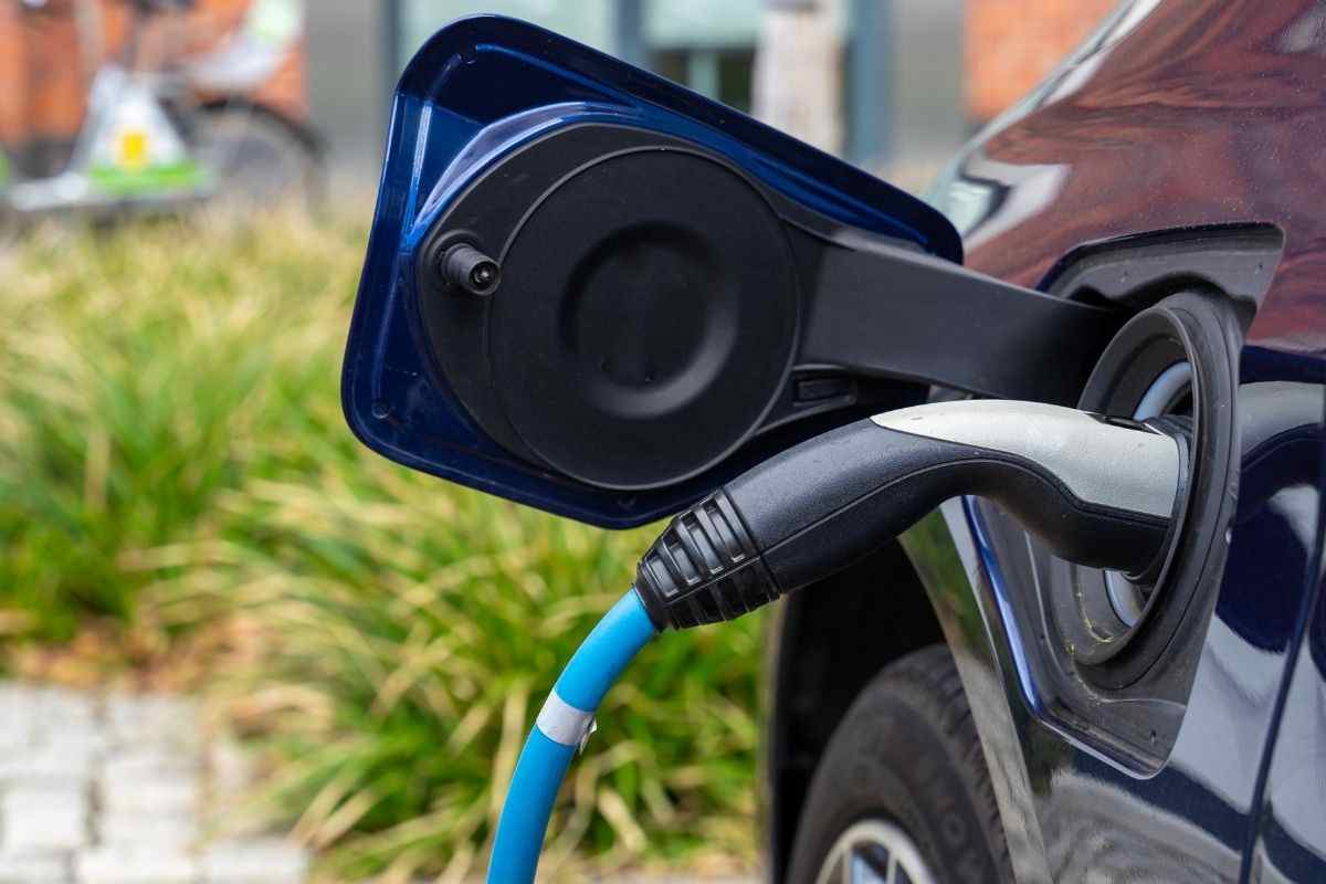 Rivoluzione per le auto elettriche, le nuove batterie cambiano tutto: possono "finalmente" fare fuori benzina e diesel