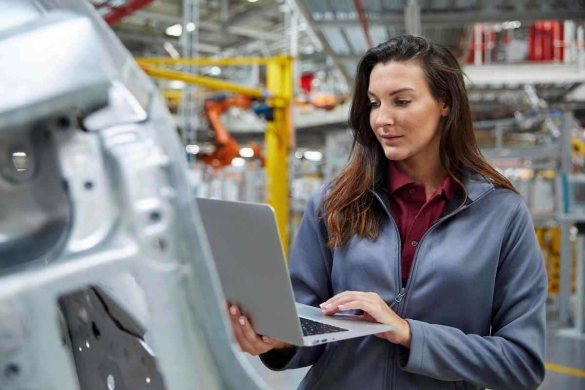 Auto elettriche, è sempre più crisi: il noto Marchio costretto ad una modifica assurda per risparmiare soldi? (FOTO)