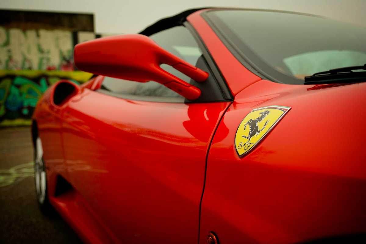 Vuole comprare una Ferrari ma viene deriso