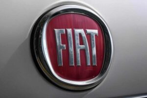 Compra questa FIAT nuova e la chiude in garage per 40 anni: oggi si rivela essere un autentico affare