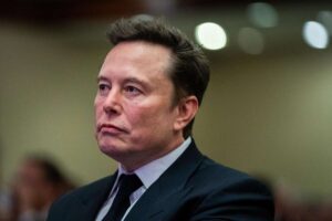 Tesla Elon Musk donna scatenata