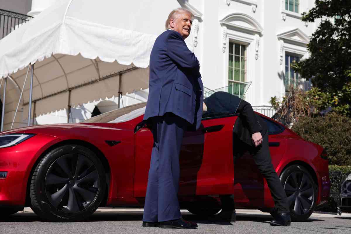 Trump, l’acquisto di una Tesla che non può guidare