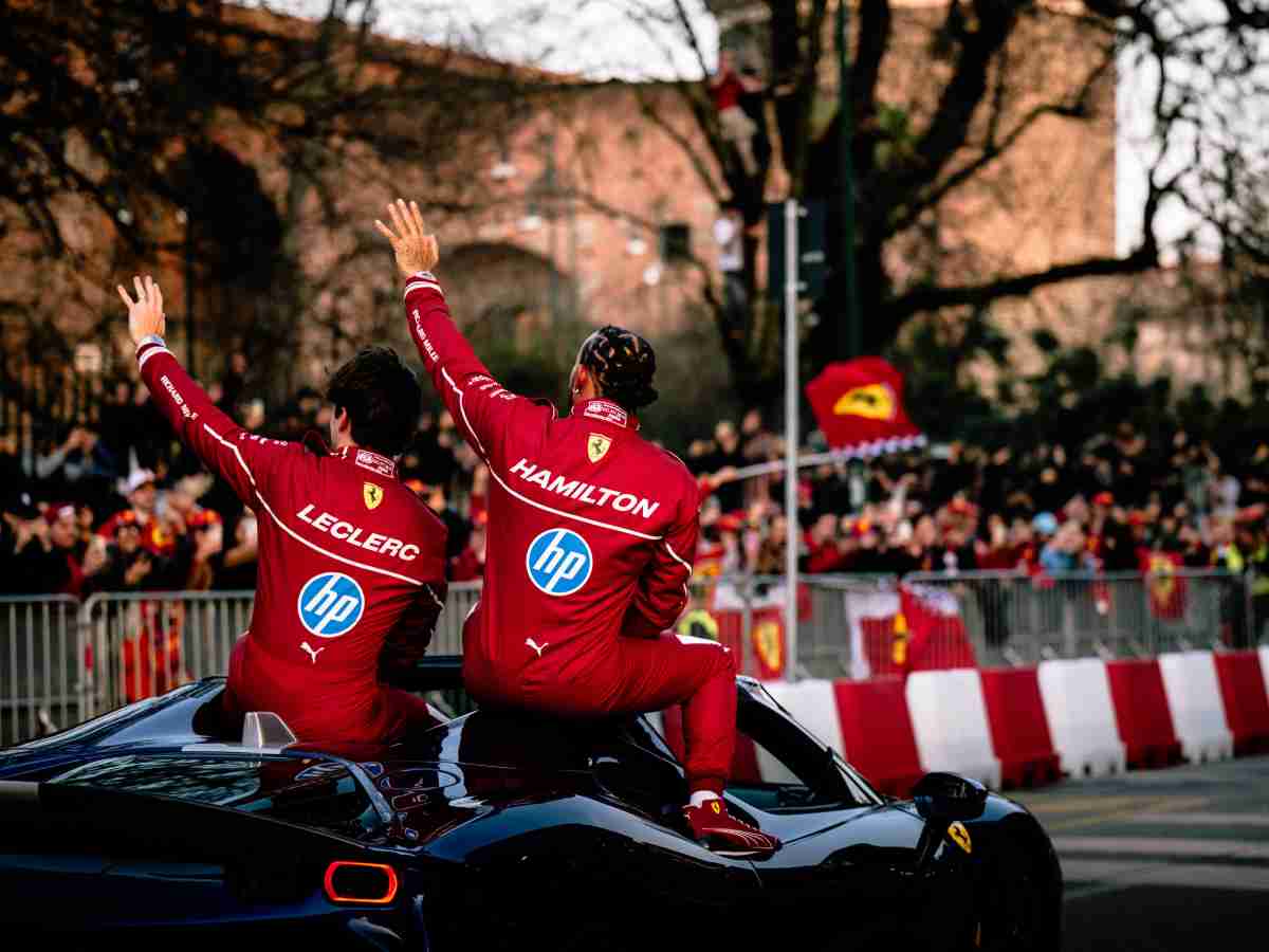 F1, fan Ferrari già pazzi di Lewis Hamilton: le immagini dello show a Milano (VIDEO)