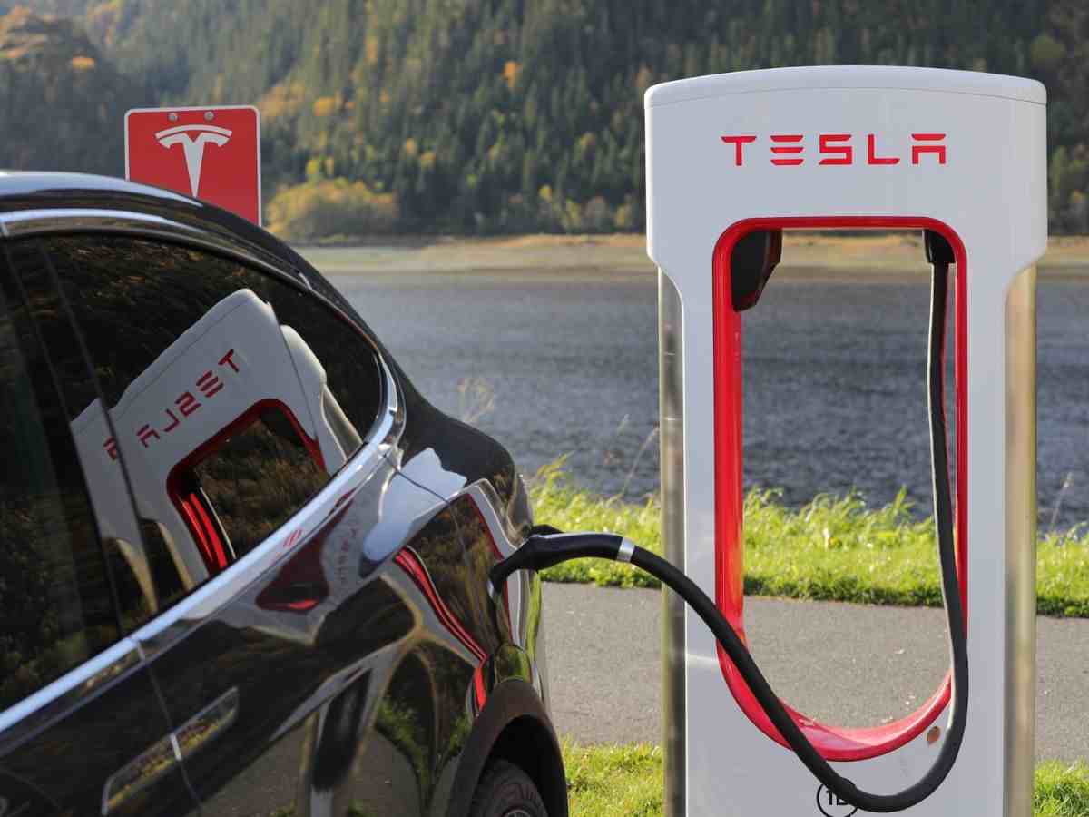 Il mercato automotive è un disastro, crolla anche Tesla: i motivi dietro il dramma annunciato del brand di Musk